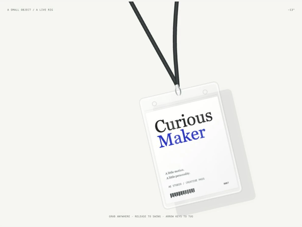 黒いストラップから吊るした透明ホルダーのCurious Makerバッジ